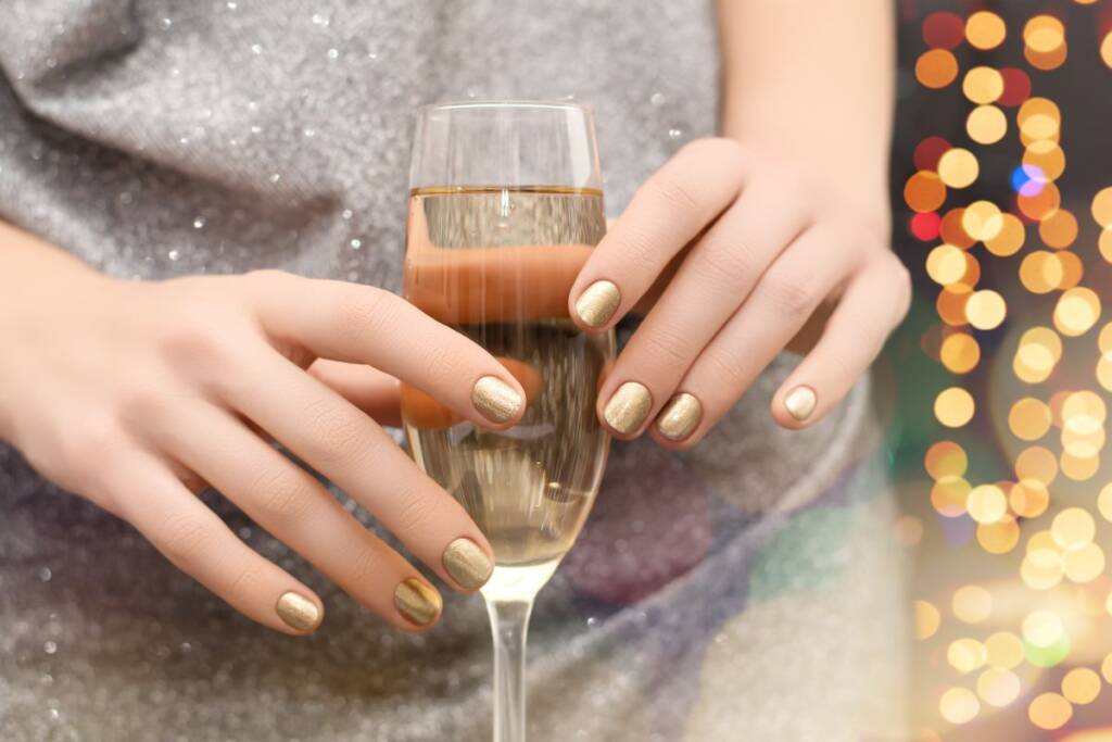 New Year's nails gold