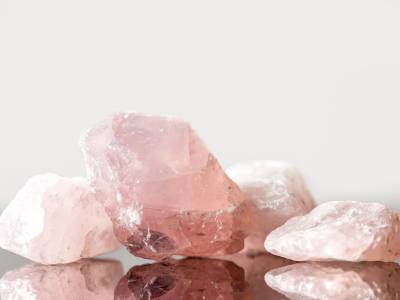 Quarzo rosa, la pietra dell’amore: come usarlo in cristalloterapia