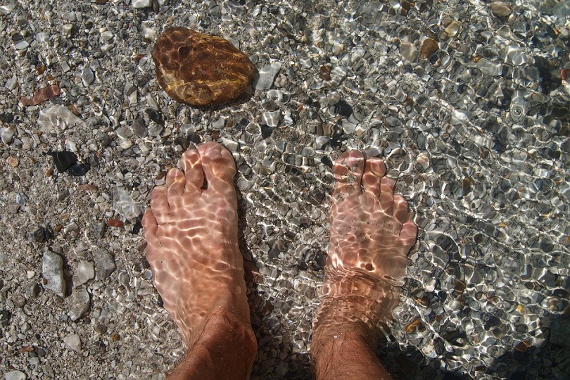 piedi in acqua