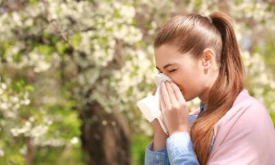 Ragazza allergica alle graminacee