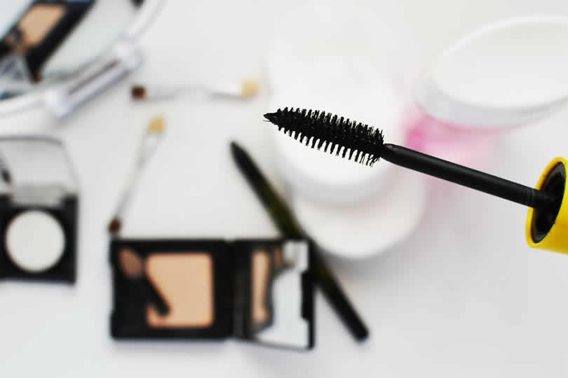 Lenti a contatto e trucco. mascara