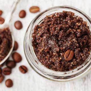 Scrub al caffè drenante: la ricetta anticellulite naturale