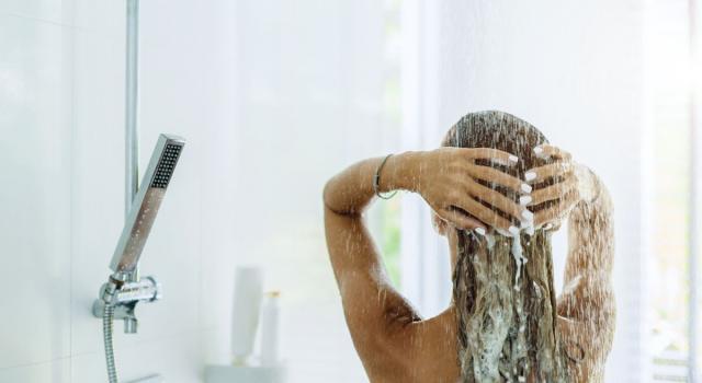 Lavare i capelli con la Coca Cola: pura follia o metodo efficace per renderli brillanti?