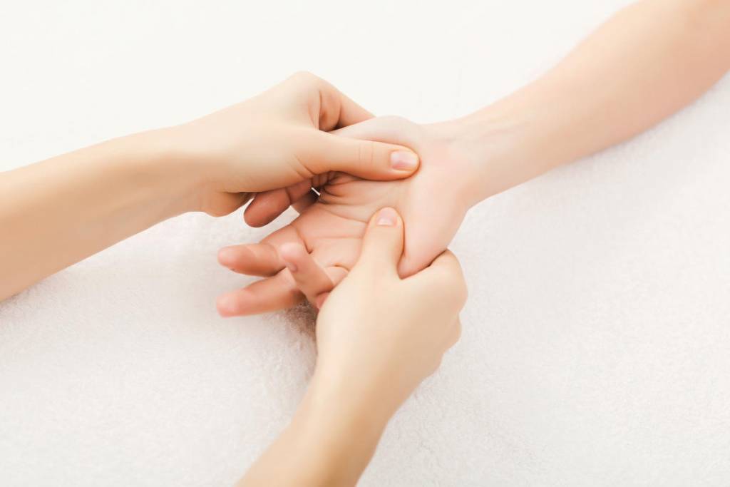 Massaggio alla mano
