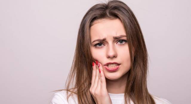 Mal di denti: 5 rimedi naturali per liberarsene