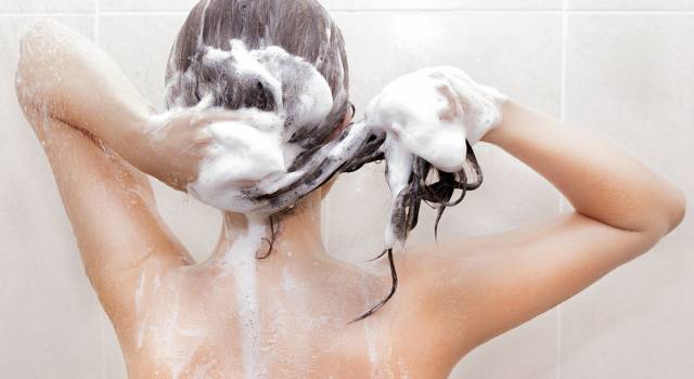 Lavare i capelli in modo corretto? Ecco come evitare gli errori più comuni