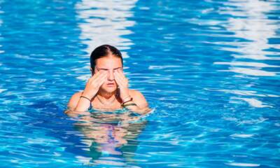 Donna in piscina