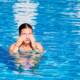 Donna in piscina