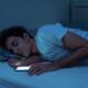 uomo a letto con smartphone