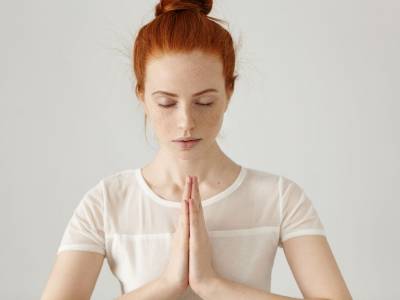 Yoga facciale: esercizi e tonificazione come rimedio naturale per l’età