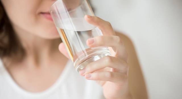 Come bere più acqua? I consigli per farla diventare una sana abitudine