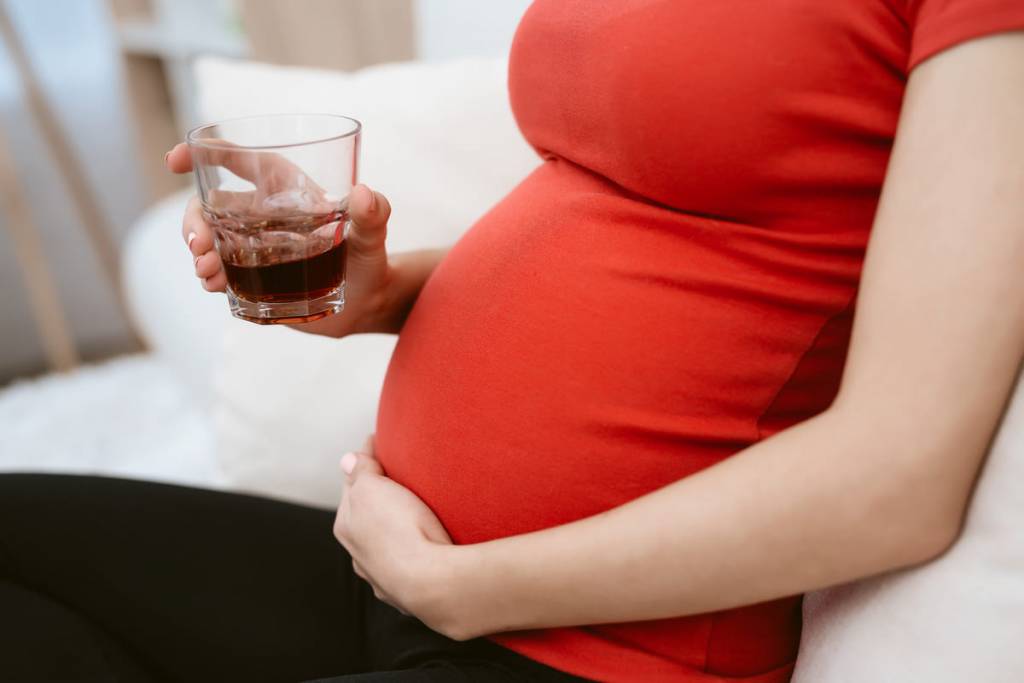 donna incinta con bicchiere