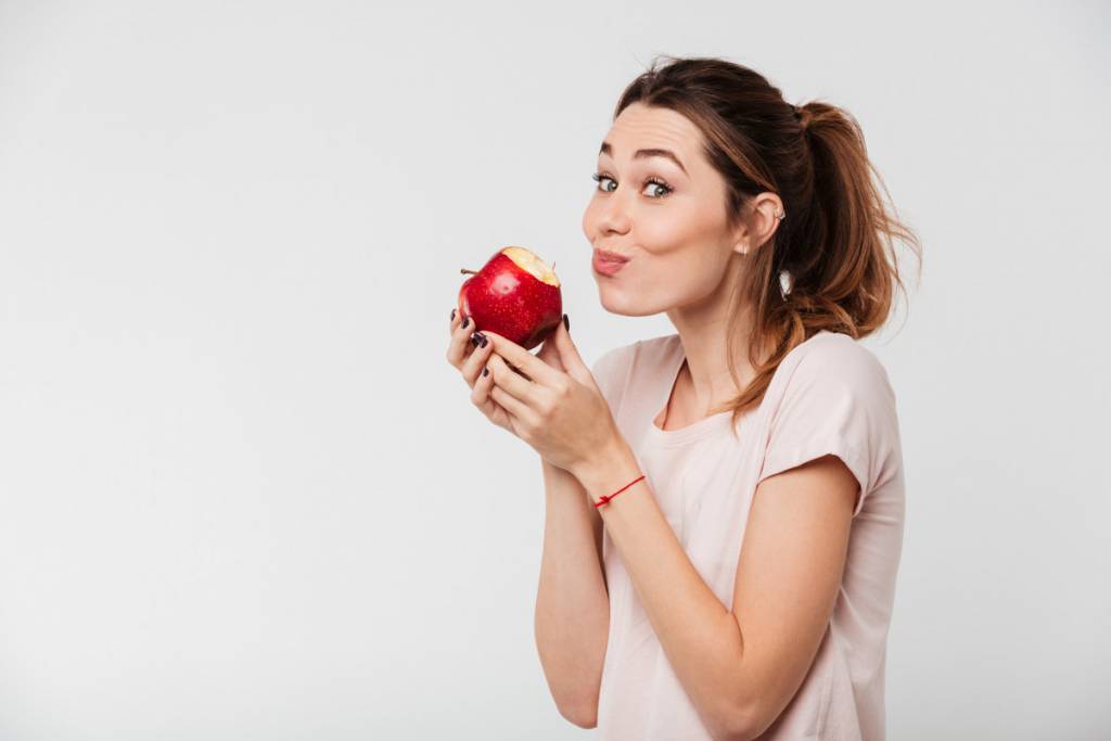 donna con mela