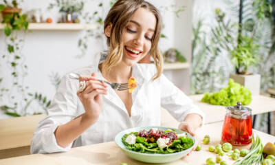 ragazza mangia insalata