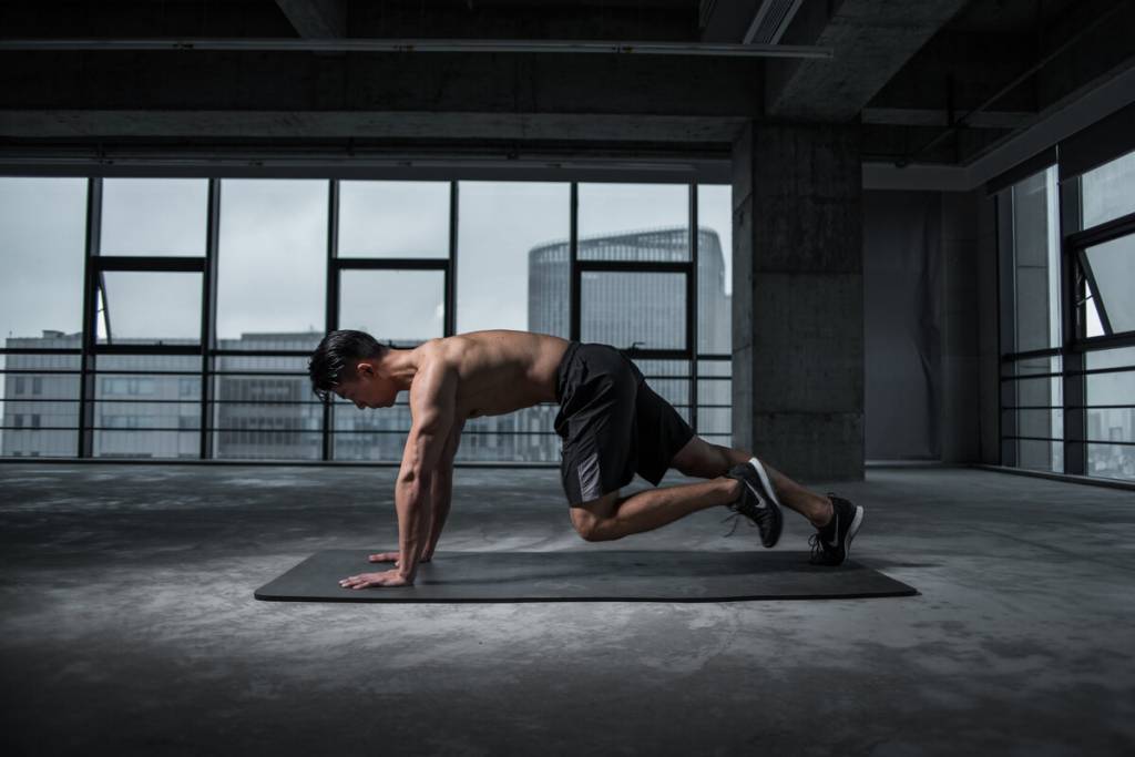 uomo allenamento plank