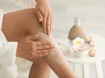 Scrub gambe: cos’è e come realizzarlo a casa per avere gambe più belle