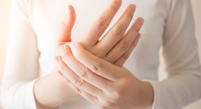 Mani gonfie: quali sono le cause e i rimedi più efficaci