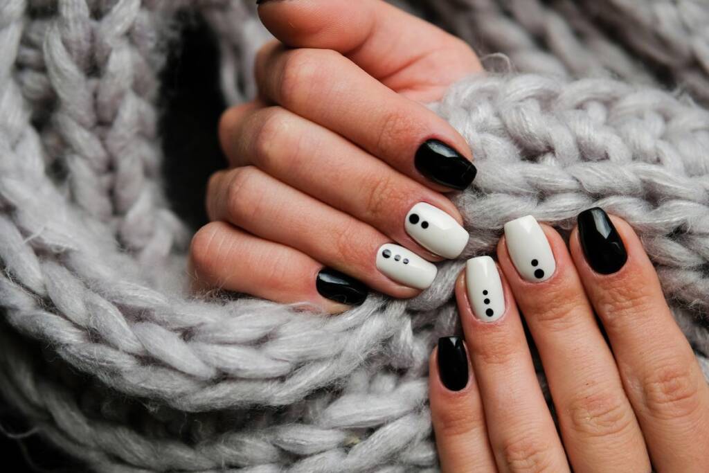 Black white nails