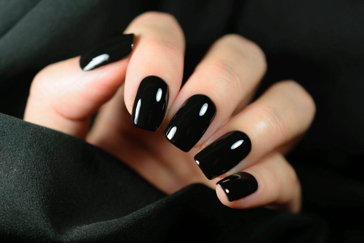 black gel nails