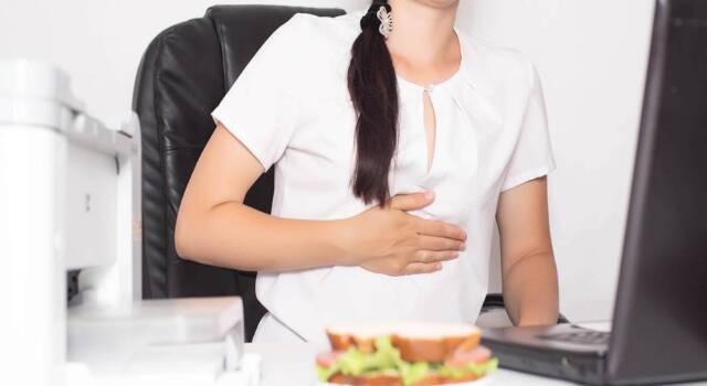 Indigestione: quali sono i sintomi e come si cura