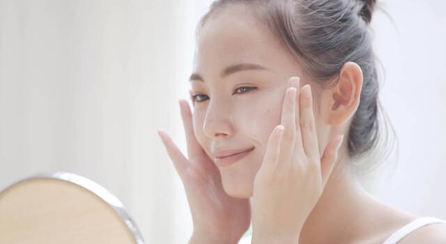 Come curare la pelle del viso: le regole da seguire