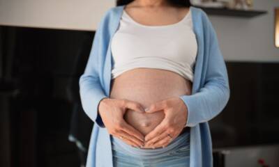 donna incinta gravidanza mani cuore