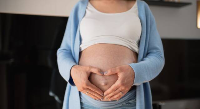 Dolore all&#8217;ombelico in gravidanza: cause e rimedi naturali efficaci