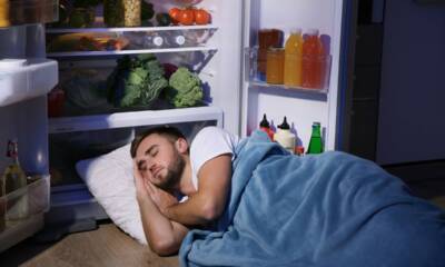 ragazzo dormire frigo aperto fresco