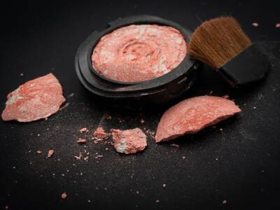 La riparazione dei cosmetici rotti è diventata un vero trend. Ecco perché e quali sono i rischi