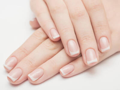 French manicure per unghie cortissime: ecco come realizzarla