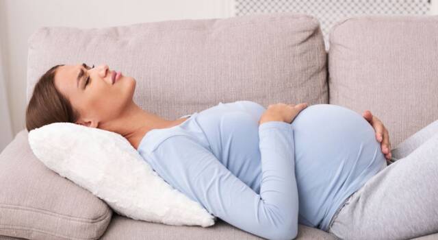Mal di pancia in gravidanza, dalle prime settimane all&#8217;ultima: quando preoccuparsi?
