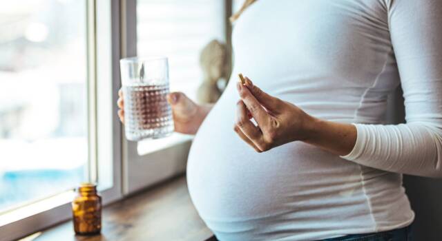 Cortisone in gravidanza: meglio evitare e mai assumere il desametasone