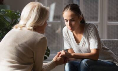 donne giovane anziana mani dialogo