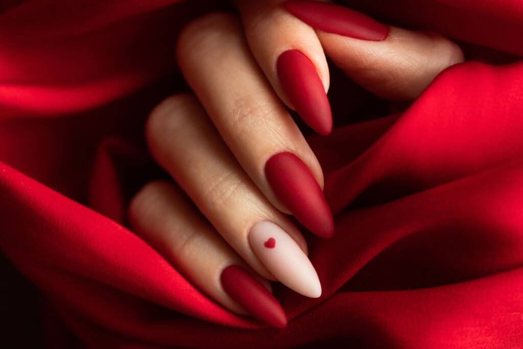 unghie rosse decorate