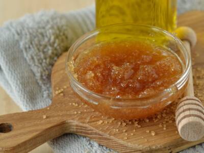 Scrub miele e zucchero: un trattamento ultra nutriente per tutti i tipi di pelle