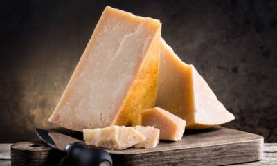 pezzo di formaggio parmigiano reggiano grana padano