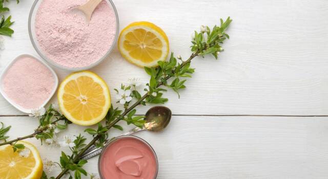 Argilla rosa, prodotto miracoloso per pelle e capelli: la ricetta migliore per la maschera