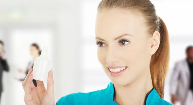 Acqua ossigenata sul viso: gli usi alternativi del perossido di idrogeno