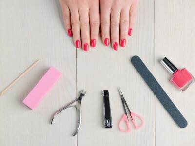 Unghie semplici da fare in casa: dalla missmatched manicure alla french