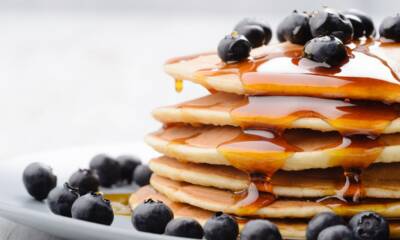 Delicious,Pancakes,Close,Up,,With,Fresh,Blueberries,And,Maple,Syrup