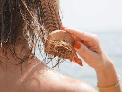 Come proteggere i capelli dalla salsedine in modo semplice e naturale