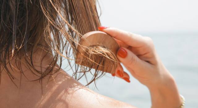 Come proteggere i capelli dalla salsedine in modo semplice e naturale