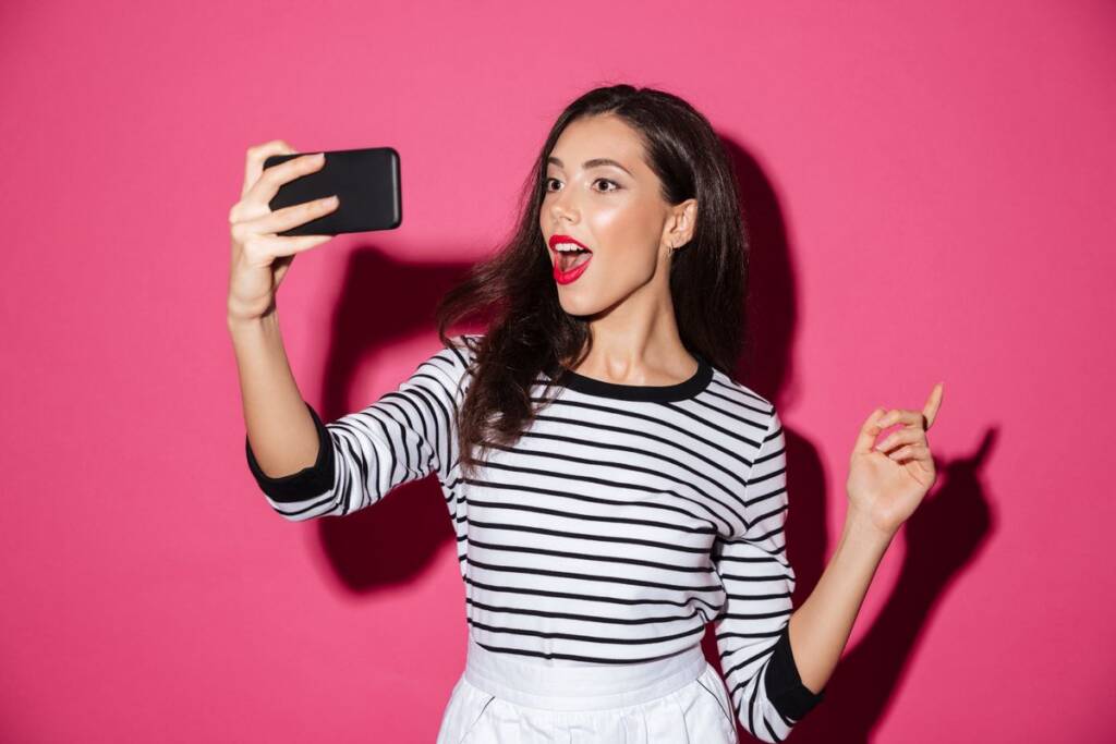 selfie woman phone