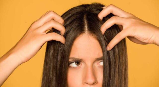 Caduta dei capelli femminile: scopriamo le cause più comuni