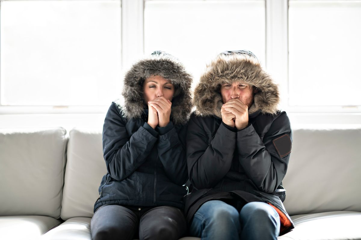 coppia giacca seduti divano freddo
