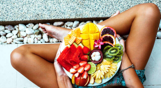 Mangiare troppa frutta fa male oppure è sempre salutare? Ecco la verità