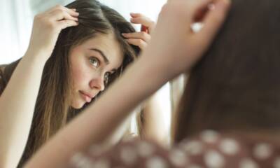 ragazza capelli controllo specchio