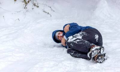 ragazzo giovane sdraiato nella neve freddo