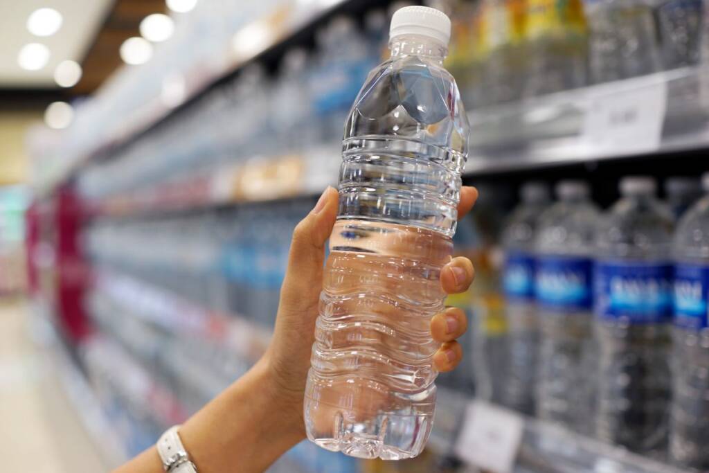 Bottiglia d'acqua in plastica