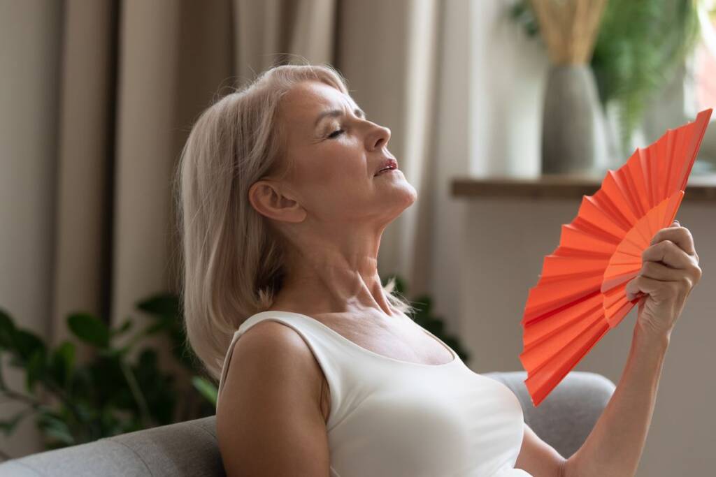 donna caldo ventaglio menopausa divano canottiera